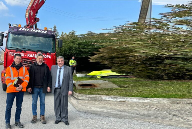 Νέα στηθαία και στύλοι φωτισμού στο δρόμο των Τοξοτών.