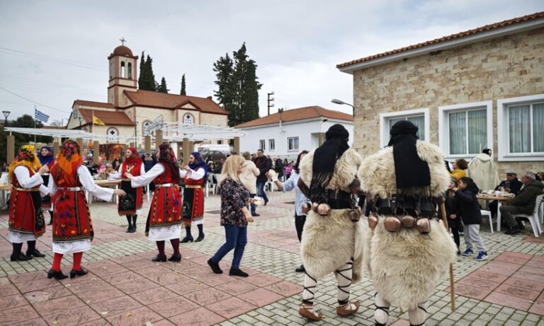 Σε γιορτινό κλίμα η αναβίωση του εθίμου «Το Ποδαρικό» στο Νέο Όλβιο