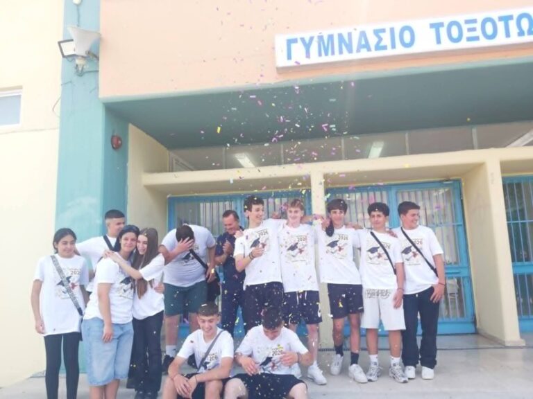 Γυμνάσιο Τοξοτών – Το «αντίο» των τελειοφοίτων και ο αποχαιρετισμός στον επί 20ετία φιλόλογο Γιώργο Καλεμίδη στην γιορτή αποφοίτησης