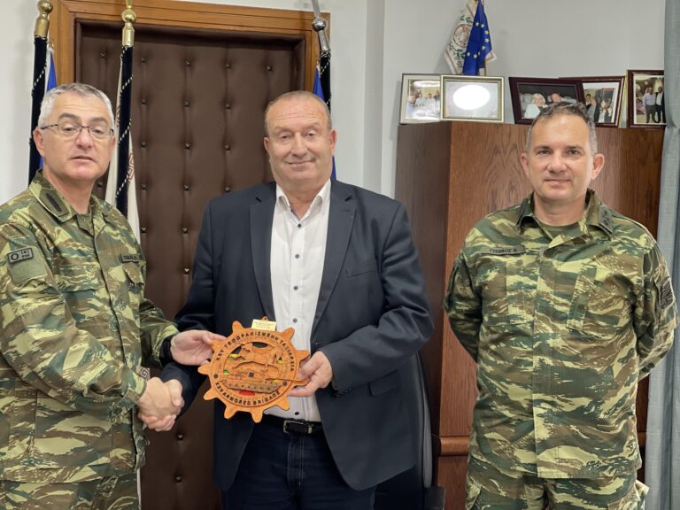 Εθιμοτυπική επίσκεψη στον Δήμαρχο Τοπείρου του απερχόμενου Ταξίαρχου της 25ης (XΧV) Τεθωρακισμένης Ταξιαρχίας